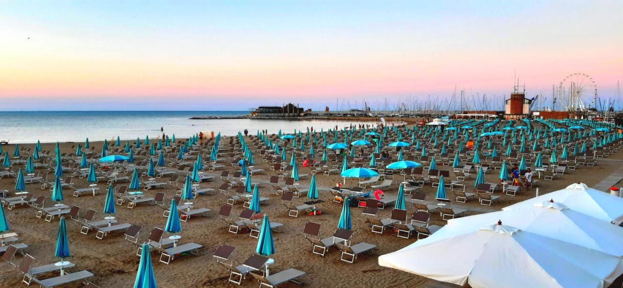 Hotel Paloma Beach Front Chiringuitos Time Rimini Dış mekan fotoğraf